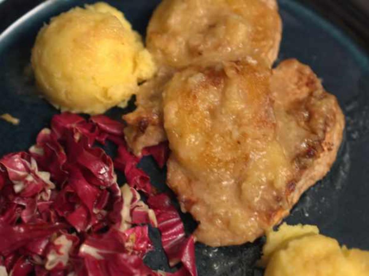 Iberico-Schwein nach asturianischer Art mit Kartoffelstampf und Apfel ...
