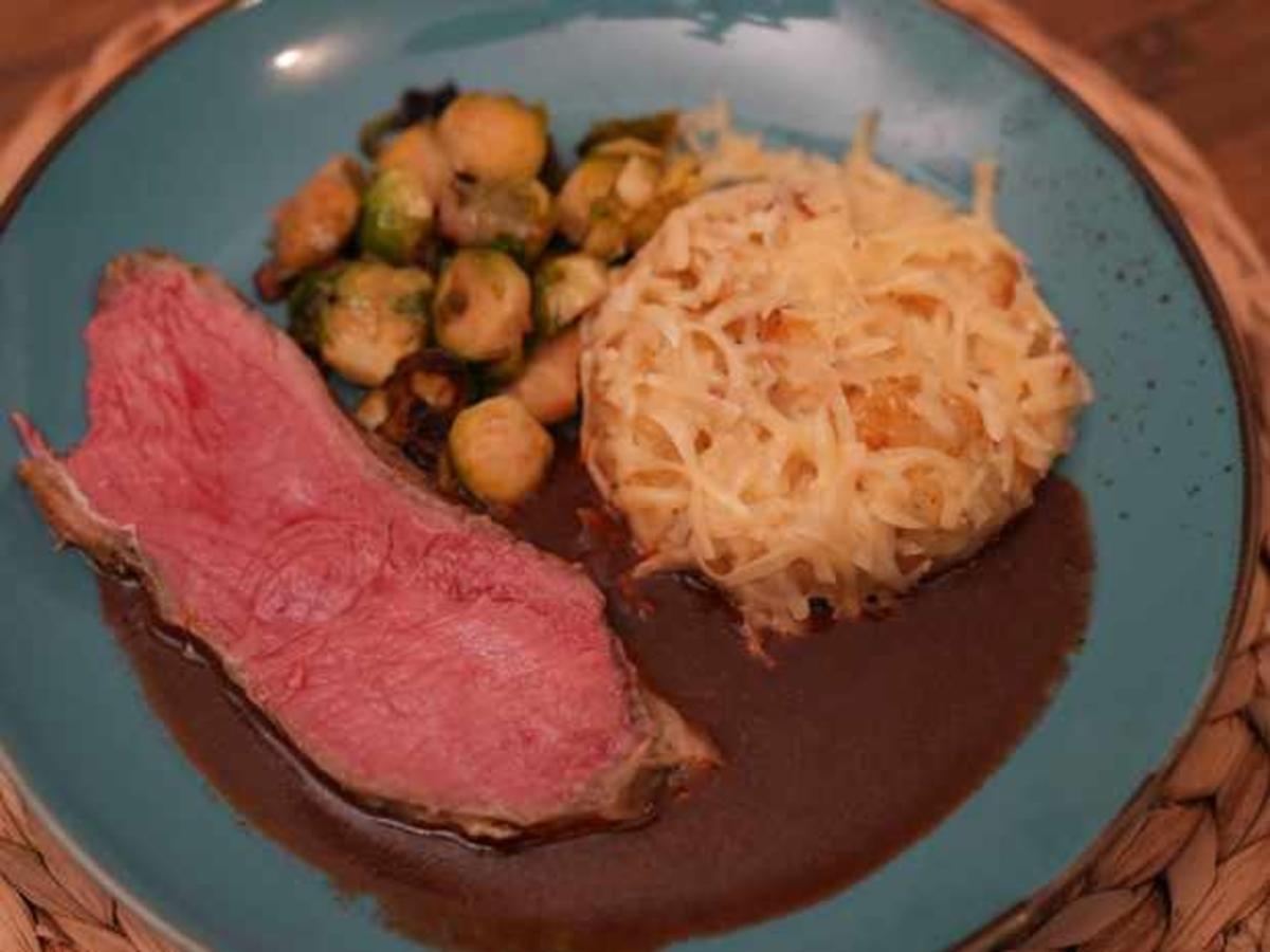 Roastbeef an Rotweinsauce mit Kartoffelgratin und gebratenem Rosenkohl ...