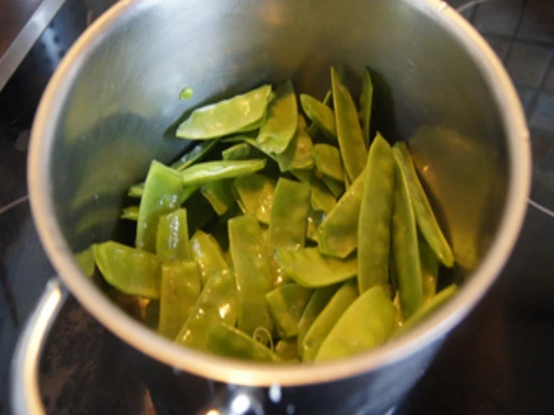 Knusper-Fischfilet mit Zuckererbsen und Rahm-Selleriestampf - Rezept - Bild Nr. 17035