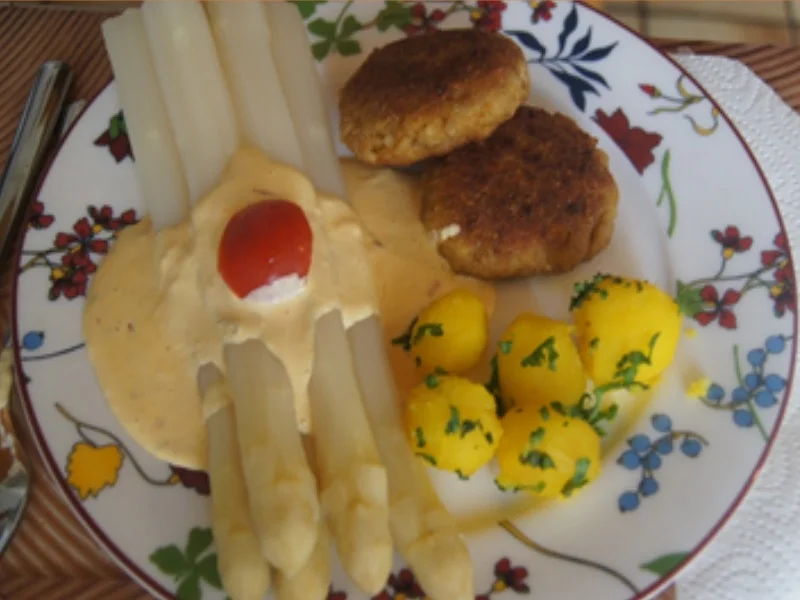 Spargel mit Sambal-Hollandaise, Putenhackfleischfrikadellen und Petersilien-Drillingen - Rezept - Bild Nr. 2