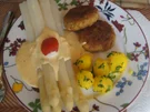 Spargel mit Sambal-Hollandaise, Putenhackfleischfrikadellen und Petersilien-Drillingen - Rezept - Bild Nr. 2