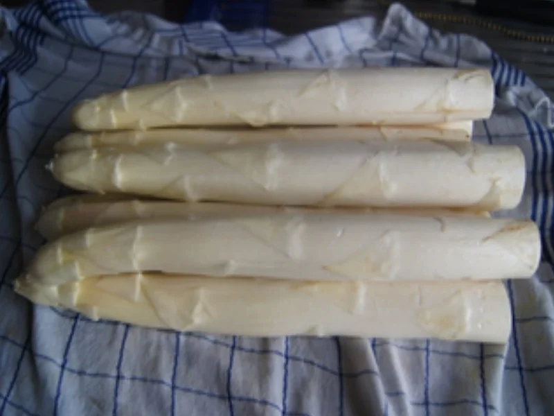 Spargel mit Sambal-Hollandaise, Putenhackfleischfrikadellen und Petersilien-Drillingen - Rezept - Bild Nr. 3