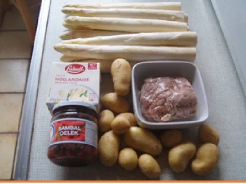 Spargel mit Sambal-Hollandaise, Putenhackfleischfrikadellen und Petersilien-Drillingen - Rezept - Bild Nr. 4