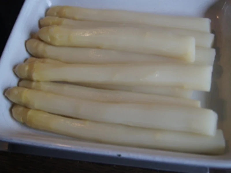 Spargel mit Sambal-Hollandaise, Putenhackfleischfrikadellen und Petersilien-Drillingen - Rezept - Bild Nr. 8