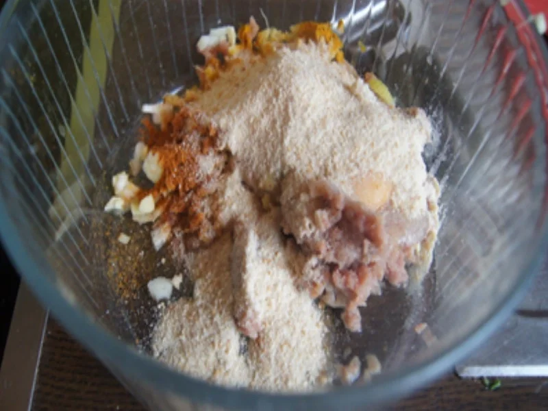 Spargel mit Sambal-Hollandaise, Putenhackfleischfrikadellen und Petersilien-Drillingen - Rezept - Bild Nr. 12