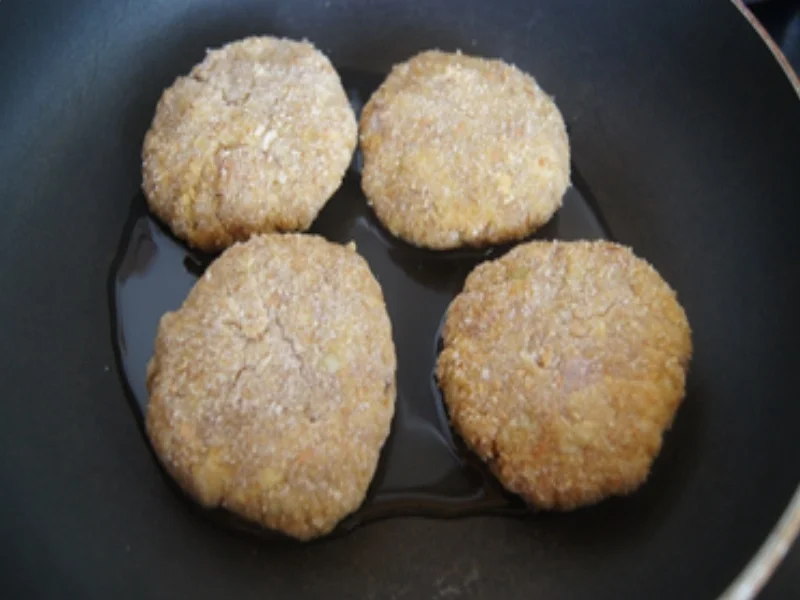 Spargel mit Sambal-Hollandaise, Putenhackfleischfrikadellen und Petersilien-Drillingen - Rezept - Bild Nr. 14