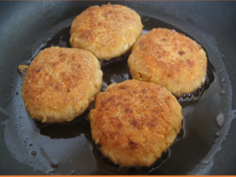 Spargel mit Sambal-Hollandaise, Putenhackfleischfrikadellen und Petersilien-Drillingen - Rezept - Bild Nr. 16