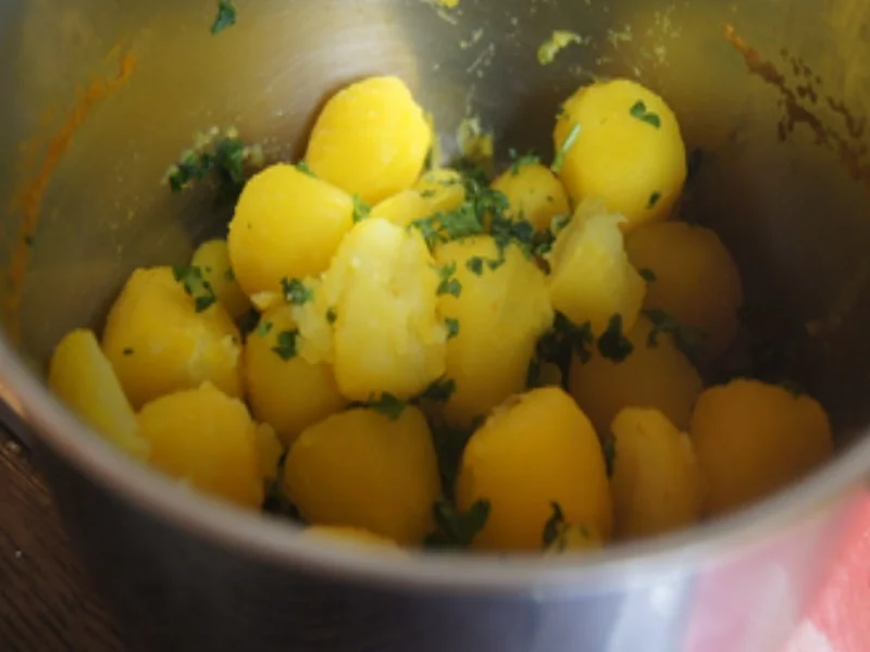 Spargel mit Sambal-Hollandaise, Putenhackfleischfrikadellen und Petersilien-Drillingen - Rezept - Bild Nr. 19