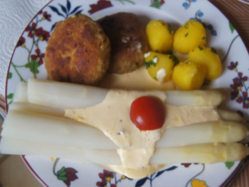 Spargel mit Sambal-Hollandaise, Putenhackfleischfrikadellen und Petersilien-Drillingen - Rezept - Bild Nr. 20