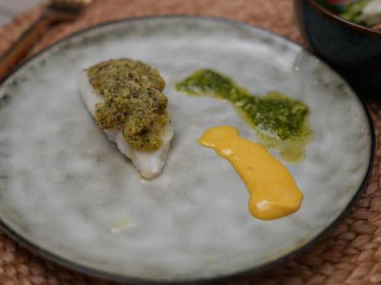 Kabeljaufilet mit Kräuterhaube, Pesto verde und Sesam-Mayonnaise ...