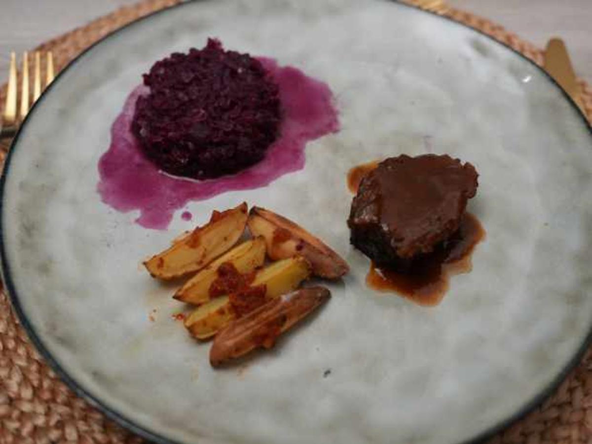 Ochsenbacke mit Apfel-Rotkohl und Kartoffelspalten - Rezept - Bild Nr. 2