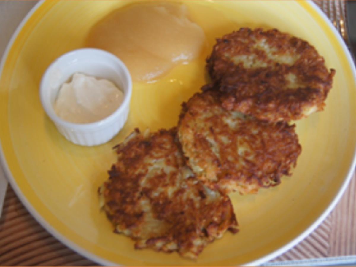 Reibepuffer mit Apfelmus und Schmand-Meerrettich-Dip - Rezept - kochbar.de