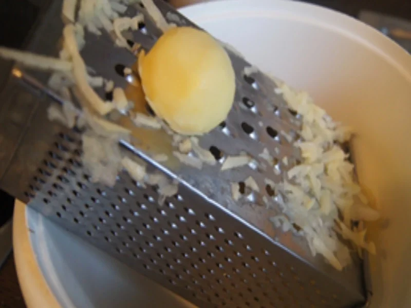 Reibepuffer mit Apfelmus und Schmand-Meerrettich-Dip - Rezept - Bild Nr. 4