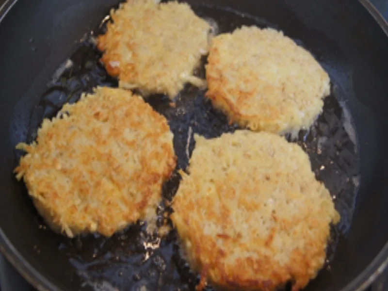 Reibepuffer mit Apfelmus und Schmand-Meerrettich-Dip - Rezept - Bild Nr. 11