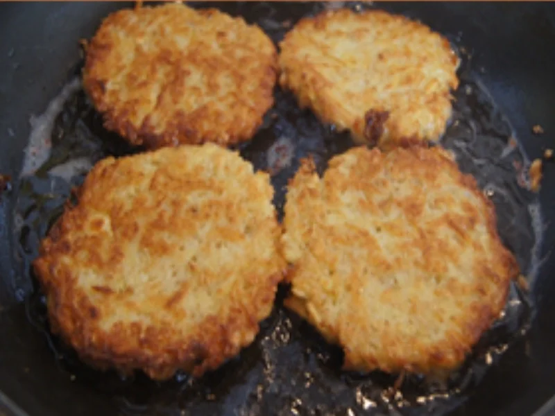 Reibepuffer mit Apfelmus und Schmand-Meerrettich-Dip - Rezept - Bild Nr. 12