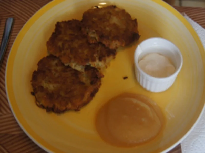 Reibepuffer mit Apfelmus und Schmand-Meerrettich-Dip - Rezept - Bild Nr. 15