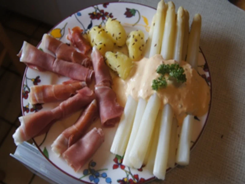 Spargel mit Sambal-Hollandaise, Schinken-duett und Kümmel-Pellkartoffel-Drillingen - Rezept - Bild Nr. 2