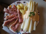 Rezept: Spargel mit Sambal-Hollandaise, Schinken-duett und Kรผmmel-Pellkartoffel-Drillingen Bild Nr. 2 Spargel mit Sambal-Hollandaise, Schinken-duett und Kรผmmel-Pellkartoffel-Drillingen - Rezept - Bild Nr. 2