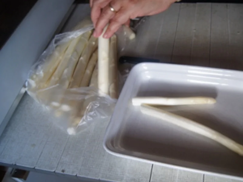 Spargel mit Sambal-Hollandaise, Schinken-duett und Kümmel-Pellkartoffel-Drillingen - Rezept - Bild Nr. 3