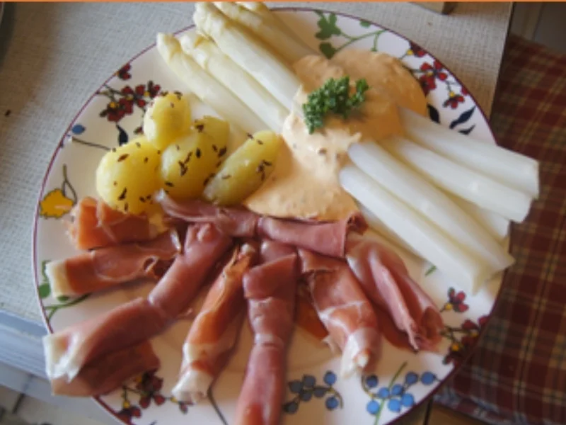 Spargel mit Sambal-Hollandaise, Schinken-duett und Kümmel-Pellkartoffel-Drillingen - Rezept - Bild Nr. 10