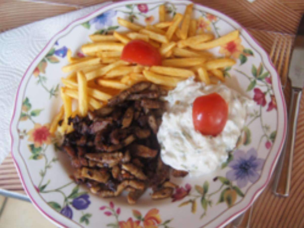 Gyros de luxe mit Pommes Frites und Zaziki - Rezept - kochbar.de
