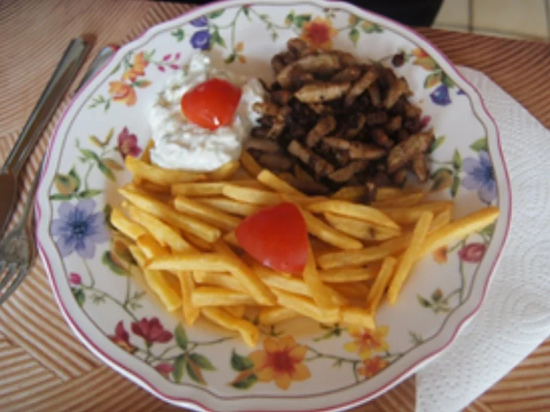 Rezept: Gyros de luxe mit Pommes Frites und Zaziki Bild Nr. 17051 Gyros de luxe mit Pommes Frites und Zaziki - Rezept - Bild Nr. 17051