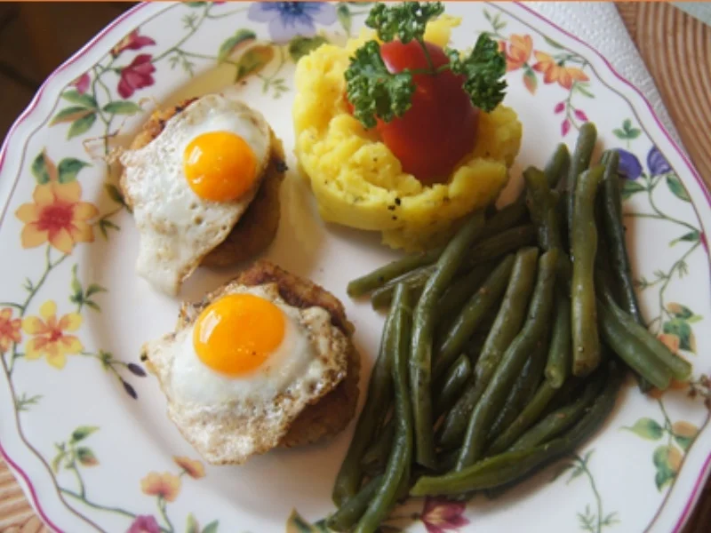 Frikadellen mit Wachteleiern, Kenia-Bohnen und Kartoffelstampf - Rezept - Bild Nr. 17037