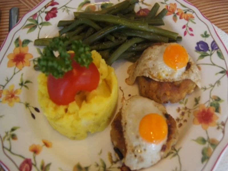 Frikadellen mit Wachteleiern, Kenia-Bohnen und Kartoffelstampf - Rezept - Bild Nr. 17048