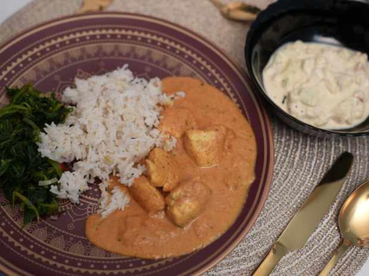 Dhaba Chicken mit Onion-Rice, Kachumber Raita und Spinat - Rezept - Bild Nr. 17037