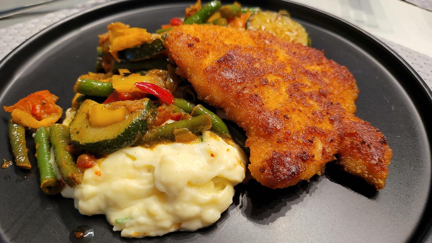 Putenschnitzel begleitet von Gemüse und Kartoffelcreme - Rezept ...