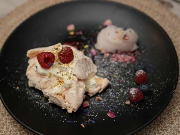 Rezept: Baiser-Rolle mit Himbeeren und Rosensorbet Bild Nr. 17037 Baiser-Rolle mit Himbeeren und Rosensorbet - Rezept - Bild Nr. 17037