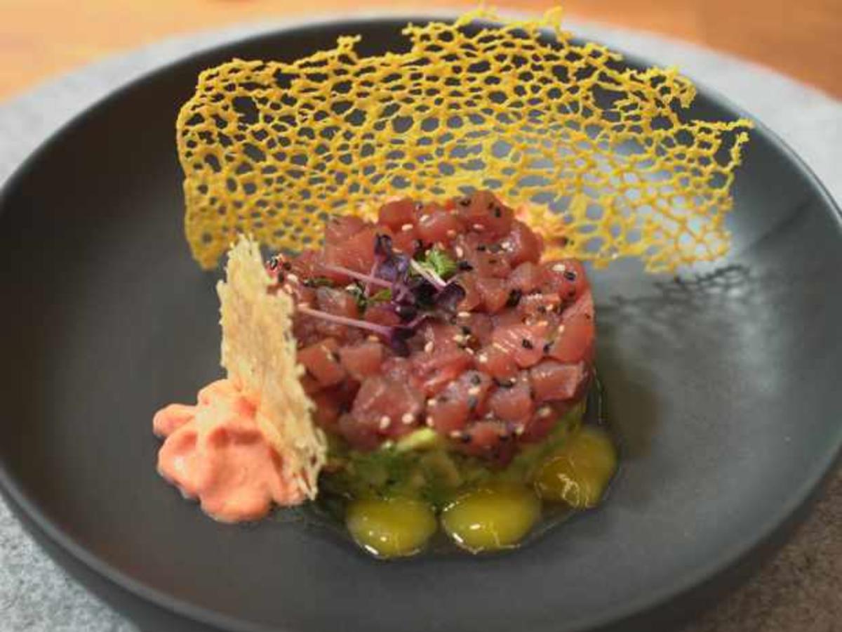 Thunfisch-Avocadotatar mit Korallenhippen und Mangogel - Rezept ...