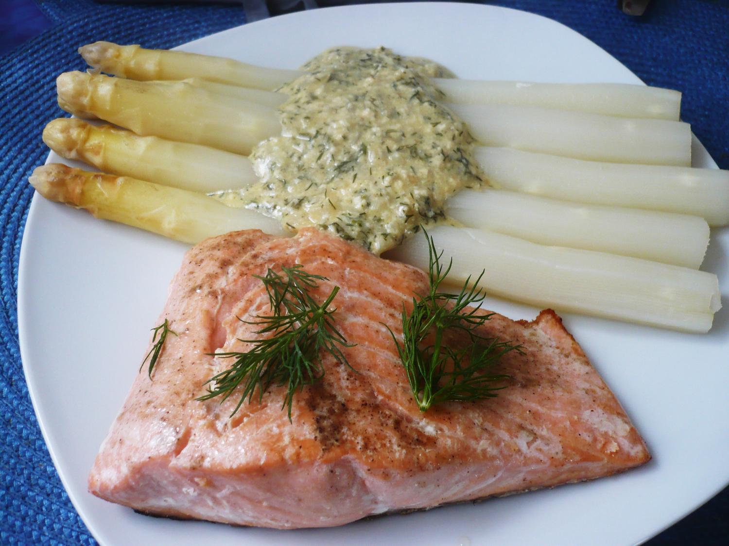 Lachs an Spargel mit leckerer Dillsauce - Rezept - kochbar.de