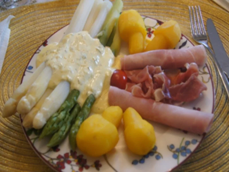 Rezept: Spargelduo mit Schinkentrio, Koriander-Hollandaise und Frühkartoffel-Pilzen Bild Nr. 2 Spargelduo mit Schinkentrio, Koriander-Hollandaise und Frühkartoffel-Pilzen - Rezept - Bild Nr. 2