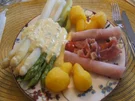 Spargelduo mit Schinkentrio, Koriander-Hollandaise und Frühkartoffel-Pilzen - Rezept - Bild Nr. 2