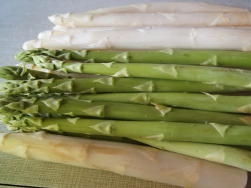 Rezept: Spargelduo mit Schinkentrio, Koriander-Hollandaise und Frühkartoffel-Pilzen Bild Nr. 3 Spargelduo mit Schinkentrio, Koriander-Hollandaise und Frühkartoffel-Pilzen - Rezept - Bild Nr. 3