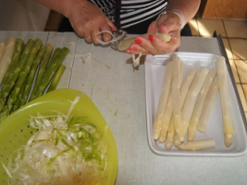 Rezept: Spargelduo mit Schinkentrio, Koriander-Hollandaise und Frühkartoffel-Pilzen Bild Nr. 4 Spargelduo mit Schinkentrio, Koriander-Hollandaise und Frühkartoffel-Pilzen - Rezept - Bild Nr. 4