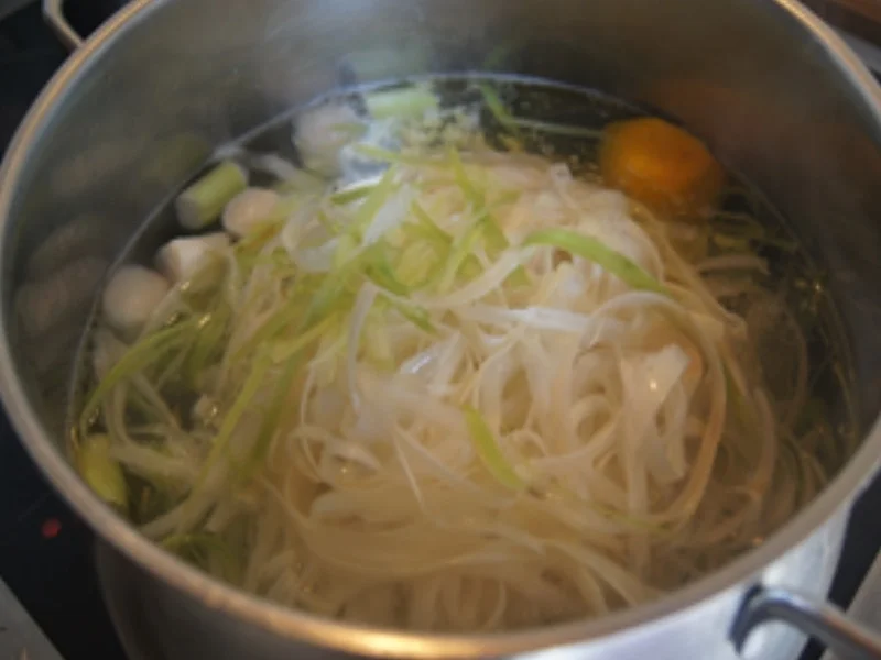 Rezept: Spargelduo mit Schinkentrio, Koriander-Hollandaise und Frühkartoffel-Pilzen Bild Nr. 5 Spargelduo mit Schinkentrio, Koriander-Hollandaise und Frühkartoffel-Pilzen - Rezept - Bild Nr. 5