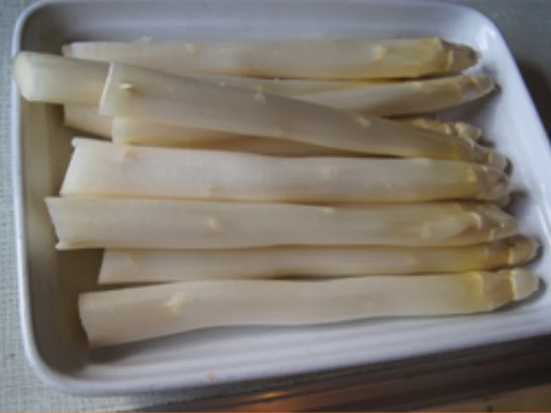 Rezept: Spargelduo mit Schinkentrio, Koriander-Hollandaise und Frühkartoffel-Pilzen Bild Nr. 6 Spargelduo mit Schinkentrio, Koriander-Hollandaise und Frühkartoffel-Pilzen - Rezept - Bild Nr. 6