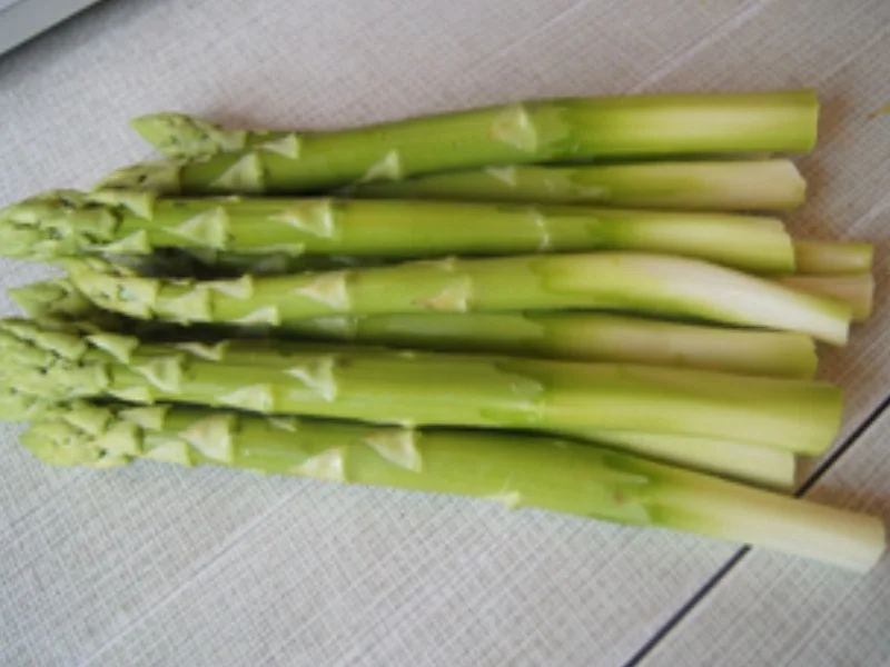 Rezept: Spargelduo mit Schinkentrio, Koriander-Hollandaise und Frühkartoffel-Pilzen Bild Nr. 7 Spargelduo mit Schinkentrio, Koriander-Hollandaise und Frühkartoffel-Pilzen - Rezept - Bild Nr. 7