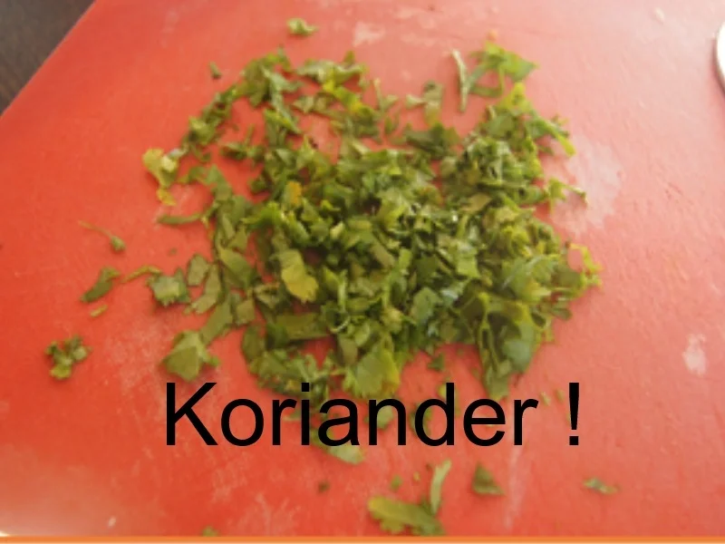 Rezept: Spargelduo mit Schinkentrio, Koriander-Hollandaise und Frühkartoffel-Pilzen Bild Nr. 9 Spargelduo mit Schinkentrio, Koriander-Hollandaise und Frühkartoffel-Pilzen - Rezept - Bild Nr. 9