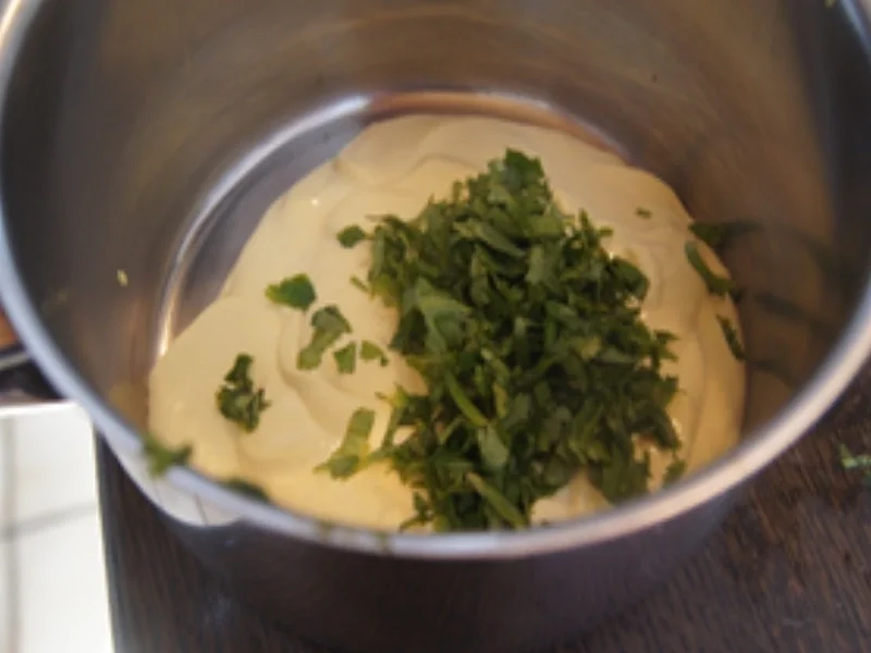 Rezept: Spargelduo mit Schinkentrio, Koriander-Hollandaise und Frühkartoffel-Pilzen Bild Nr. 10 Spargelduo mit Schinkentrio, Koriander-Hollandaise und Frühkartoffel-Pilzen - Rezept - Bild Nr. 10