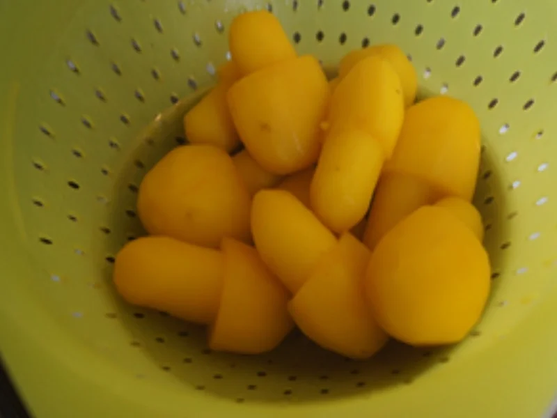 Rezept: Spargelduo mit Schinkentrio, Koriander-Hollandaise und Frühkartoffel-Pilzen Bild Nr. 19 Spargelduo mit Schinkentrio, Koriander-Hollandaise und Frühkartoffel-Pilzen - Rezept - Bild Nr. 19