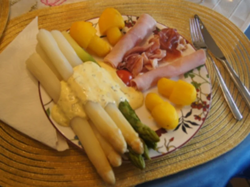 Rezept: Spargelduo mit Schinkentrio, Koriander-Hollandaise und Frühkartoffel-Pilzen Bild Nr. 21 Spargelduo mit Schinkentrio, Koriander-Hollandaise und Frühkartoffel-Pilzen - Rezept - Bild Nr. 21