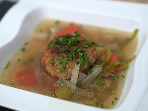 Hausgemachte Rindssuppe mit Kaspressknödeln auf frischem Gemüse - Rezept - Bild Nr. 3