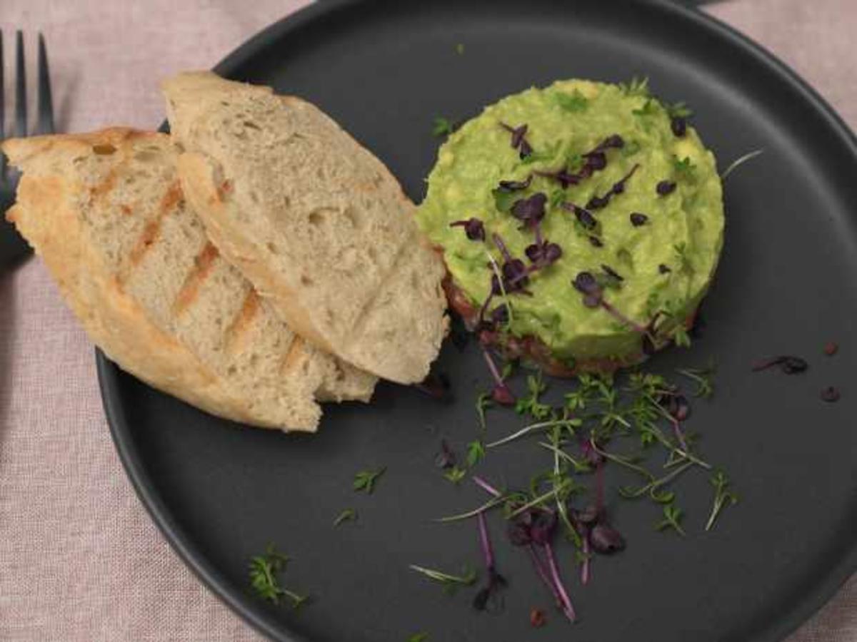 Lachstatar mit cremiger Avocado und Buttermilch Baguette - einfach ...