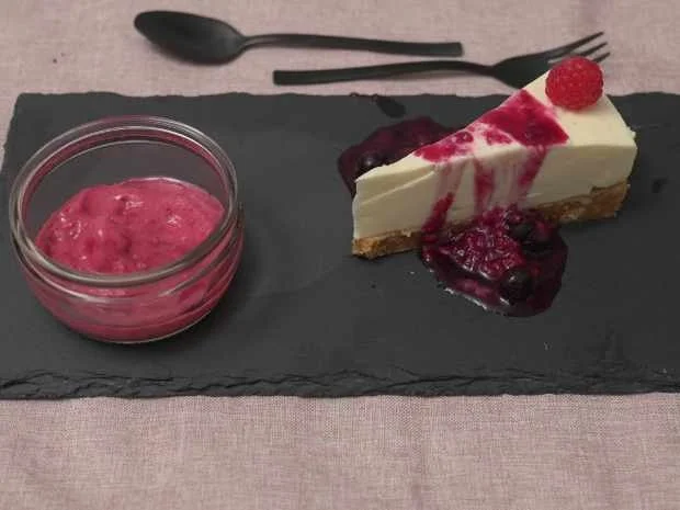 Italienischer Cheesecake mit Beerenragout, dazu fruchtiges Buttermilch-Eis - Rezept - Bild Nr. 17037