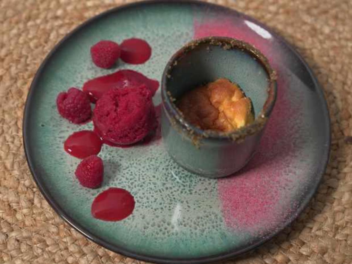 Topfensoufflè mit Granatapfel-Himbeersorbet - Rezept - kochbar.de