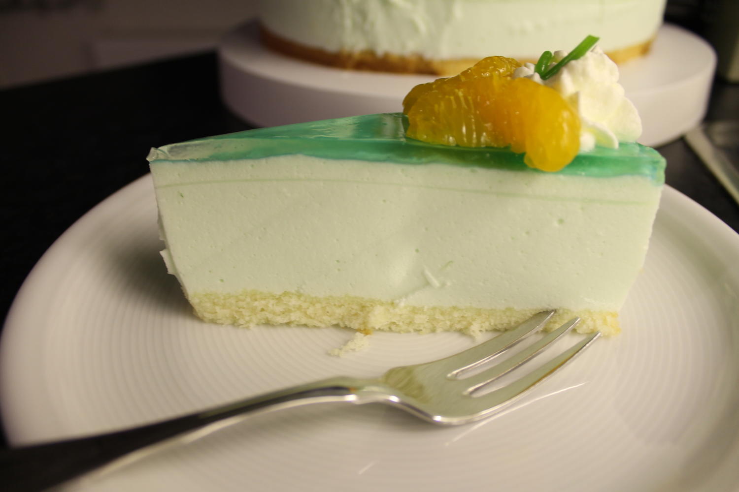 Maitorte, erfrischend mit Waldmeister-Sirup - kochbar.de Maitorte, erfrischend mit Waldmeister-Sirup - kochbar.de