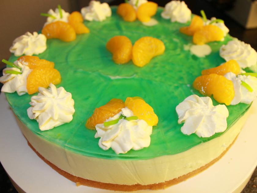 Maitorte, erfrischend mit Waldmeister-Sirup Maitorte, erfrischend mit Waldmeister-Sirup